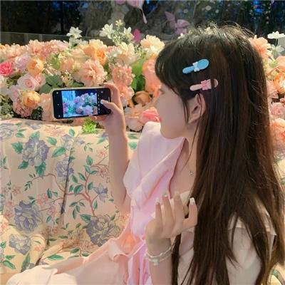 坐在酒吧里吃蛋糕